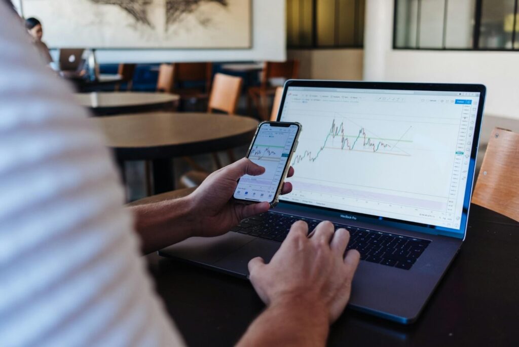 Guide to Setting Trailing Stops on MetaTrader 4