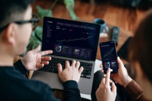INV_PeopleInvestingwithCharts_GettyImages-1479623680-4a655fbe0b26408fb6409913aa296e67