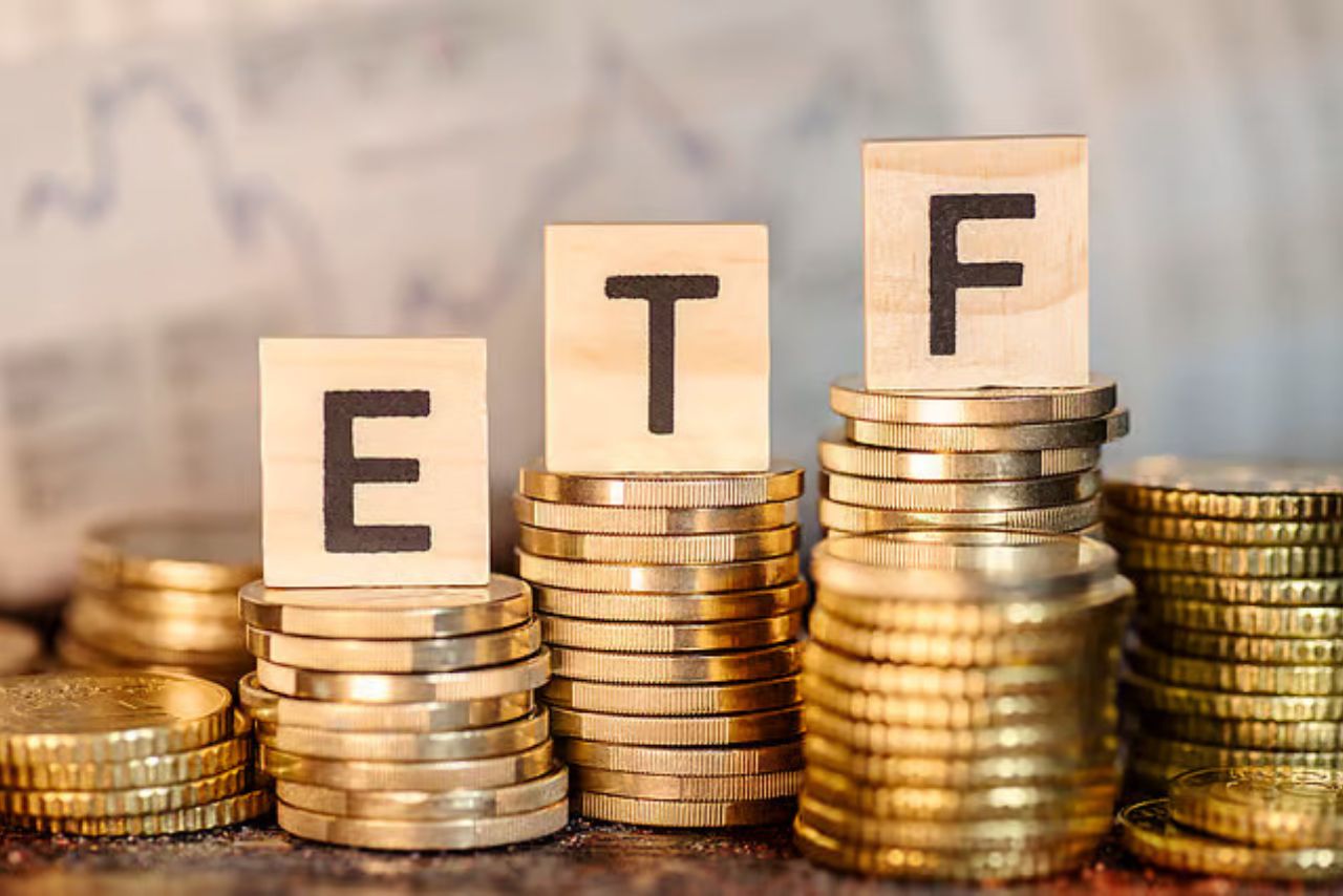 Top Reasons Why ETFs Perform Better Than Index Mutual Funds — Here’s What You Need to Know