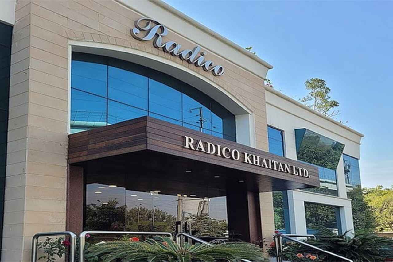 Radico Khaitan and 6 Other Stocks in Which FIIs Have Consistently Increased Their Stakes Over the Past 4 Qtr