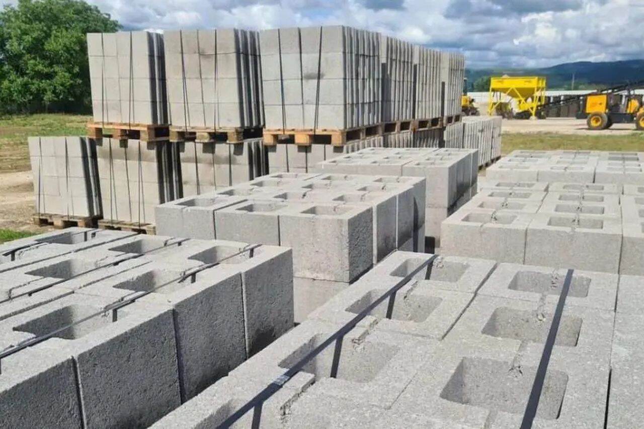 BIGBLOC Construction Stock: Can Expansion Into Wall Panels and Construction Chemicals Drive Growth?